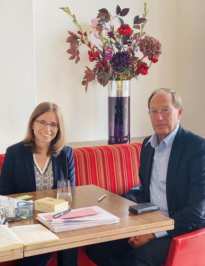 Wilbert Tomesen met de plaatsvervangend directeur van de Ombudsman in Israël, Ronit Zandberg